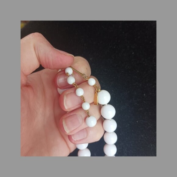 Vintage Marvella white beaded choker - Picture 2 of 4